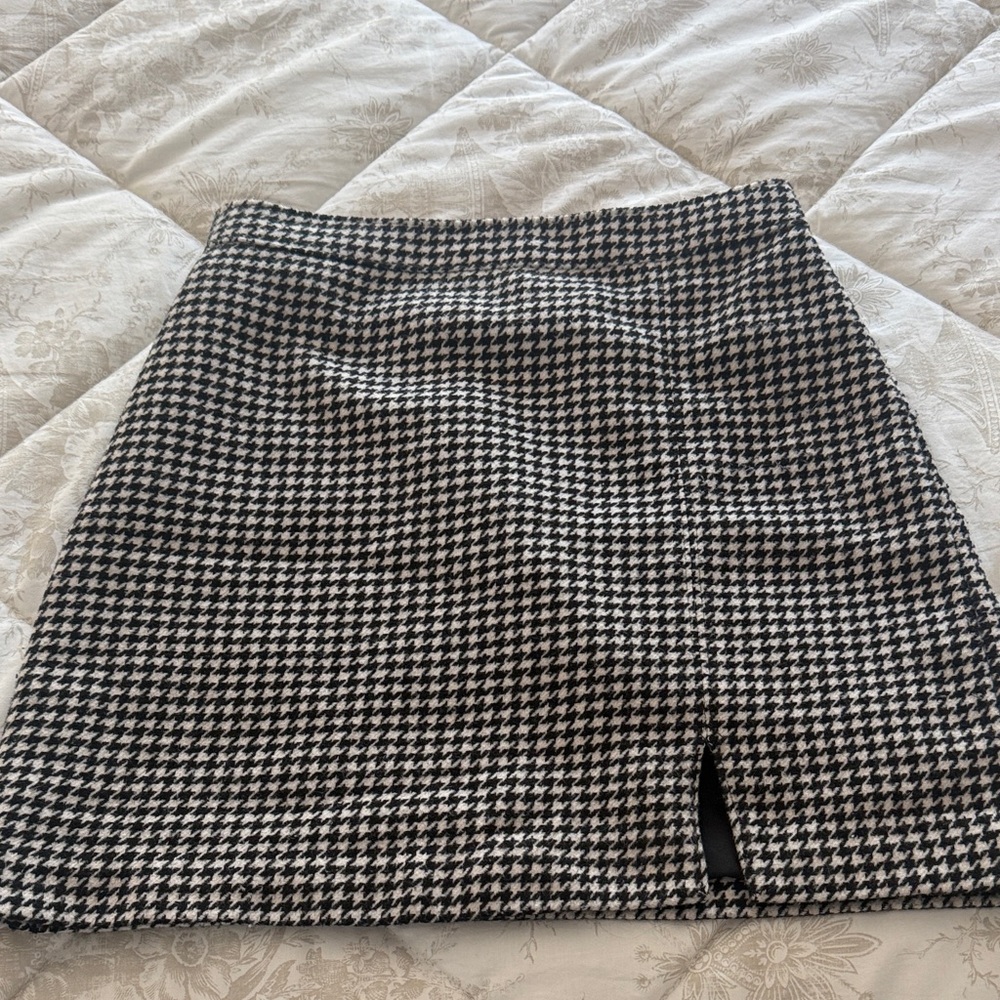 Hollister ultra high rise Black and White Houndstooth Mini Skirt